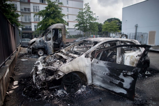 Potret Sisa-Sisa Kerusuhan Prancis: Mobil, Trem, dan Balai Kota Hangus Dibakar Massa