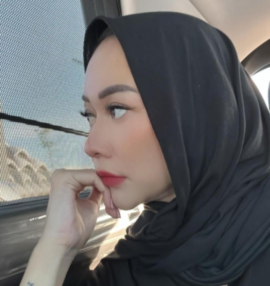 Aura Kasih Pakai Baju Hitam saat Idul Adha, Body Goalsnya Buat Netizen Iri