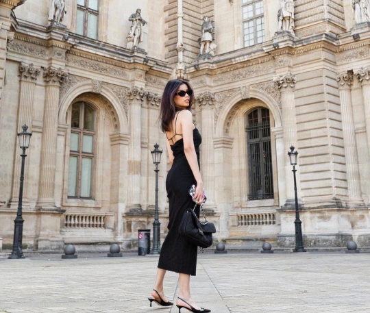 Sabrina Chairunnisa Pakai Dress Hitam di Paris, Disebut Cocok Main Film James Bond