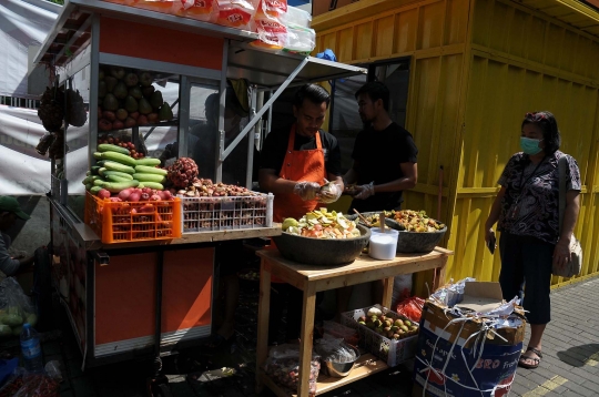 Mencicipi Lezatnya Rujak Viral Bang Shultan yang Bikin Pembeli Rela Antre Berjam-jam