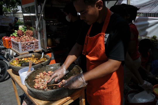 Mencicipi Lezatnya Rujak Viral Bang Shultan yang Bikin Pembeli Rela Antre Berjam-jam