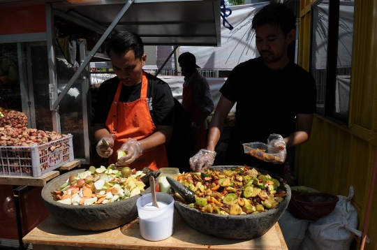 Mencicipi Lezatnya Rujak Viral Bang Shultan yang Bikin Pembeli Rela Antre Berjam-jam