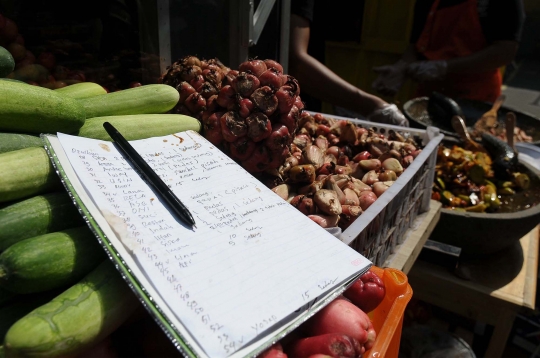 Mencicipi Lezatnya Rujak Viral Bang Shultan yang Bikin Pembeli Rela Antre Berjam-jam