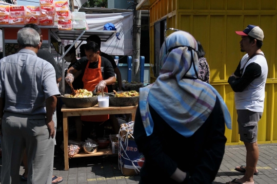 Mencicipi Lezatnya Rujak Viral Bang Shultan yang Bikin Pembeli Rela Antre Berjam-jam