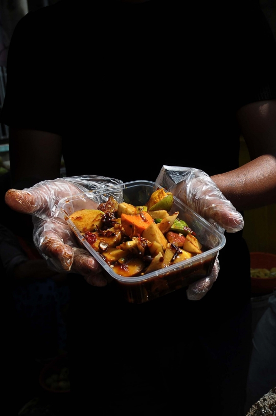 Mencicipi Lezatnya Rujak Viral Bang Shultan yang Bikin Pembeli Rela Antre Berjam-jam