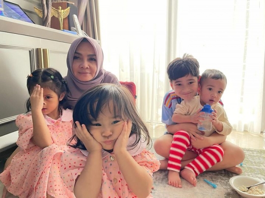 7 Momen Hangat Kebersamaan Mama Rieta dan Cucu Kesayangan, Rayyanza & Aruni Gemesin!