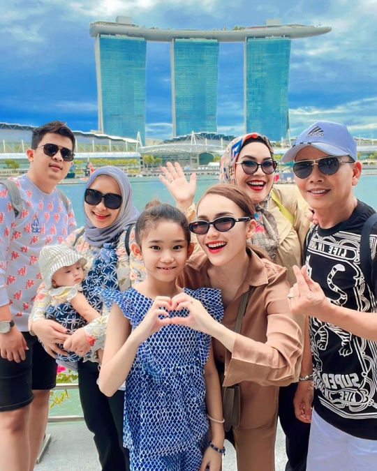 Potret Ayu Ting Ting Boyong Keluarga Liburan di Singapura, Baby Sumehra Bikin Gemas