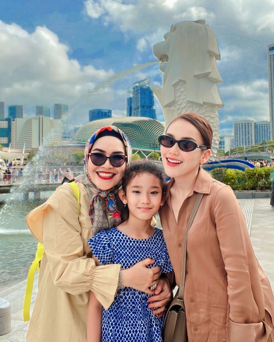 Potret Ayu Ting Ting Boyong Keluarga Liburan di Singapura, Baby Sumehra Bikin Gemas