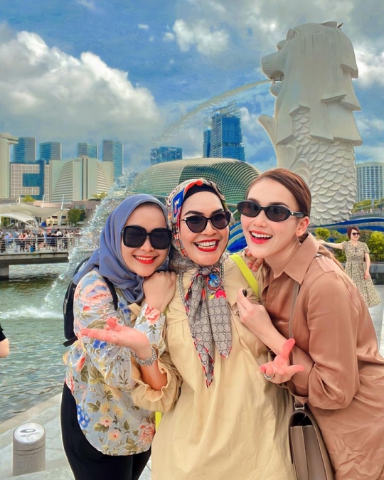 Potret Ayu Ting Ting Boyong Keluarga Liburan di Singapura, Baby Sumehra Bikin Gemas