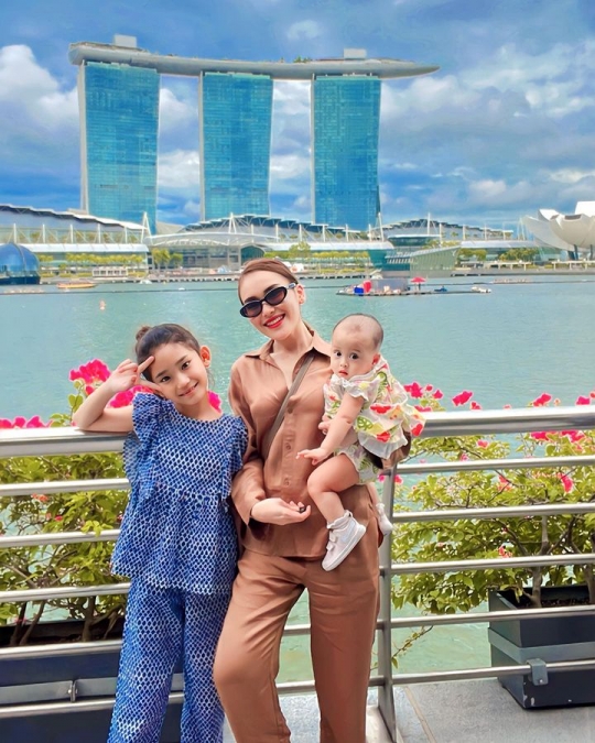 Potret Ayu Ting Ting Boyong Keluarga Liburan di Singapura, Baby Sumehra Bikin Gemas