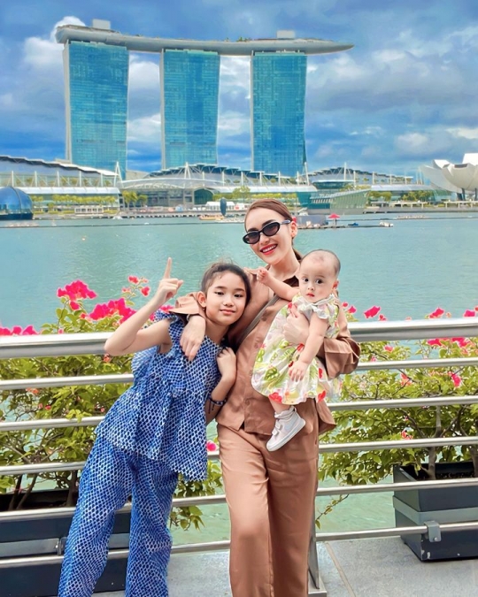 Potret Ayu Ting Ting Boyong Keluarga Liburan di Singapura, Baby Sumehra Bikin Gemas