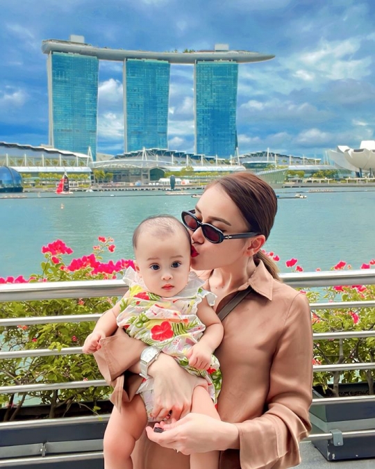 Potret Ayu Ting Ting Boyong Keluarga Liburan di Singapura, Baby Sumehra Bikin Gemas