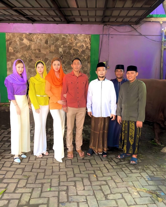 Bareng Yatim Piatu, Heni Tania Istri Kombes Slamet Riyadi Kurban 2 Sapi Montok-Montok