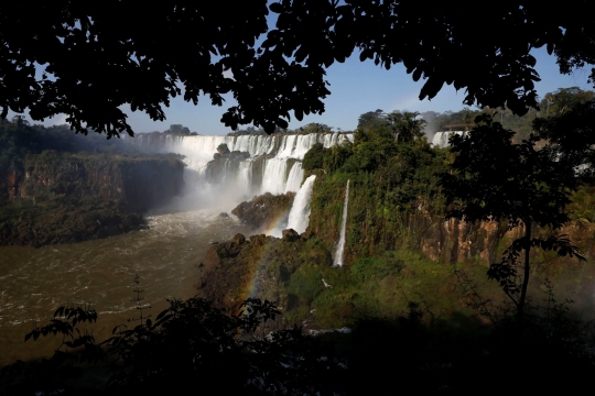 Keindahan Air Terjun Iguazu Mengalahkan Niagara, Panoramanya Bikin Mata Tak Berkedip