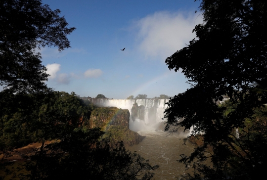 Keindahan Air Terjun Iguazu Mengalahkan Niagara, Panoramanya Bikin Mata Tak Berkedip