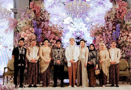Cantiknya Aurel Hermansyah di Nikahan Anak Ketua MPR, Ada Momen Foto sama Jokowi