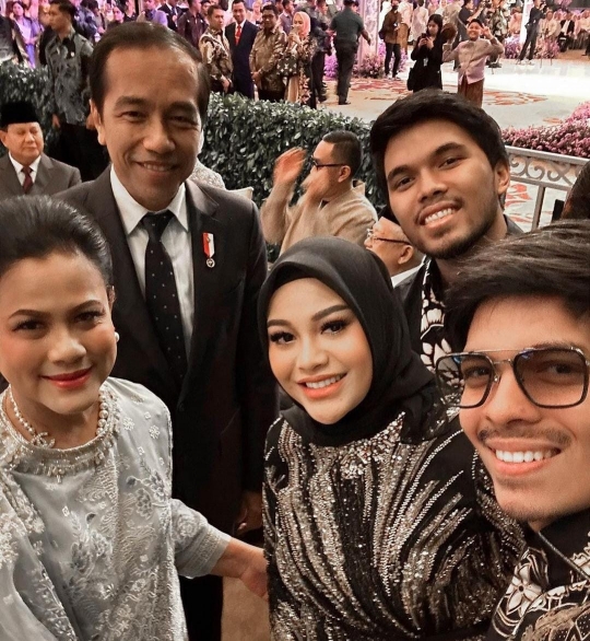 Cantiknya Aurel Hermansyah di Nikahan Anak Ketua MPR, Ada Momen Foto sama Jokowi
