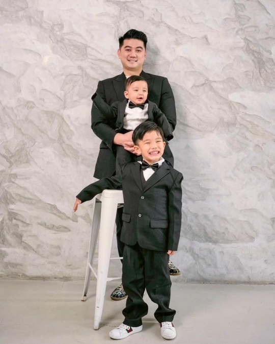 6 Potret Baby Timo Anak Chef Arnold Pakai Jas & Dasi Kupu-kupu, Ekspresinya Gemesin!