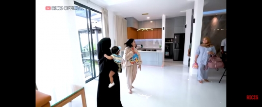 Dari TKW Jadi YouTuber Tenar, Potret Rumah Baru Farida Nurhan Buat Ria Ricis Melongo