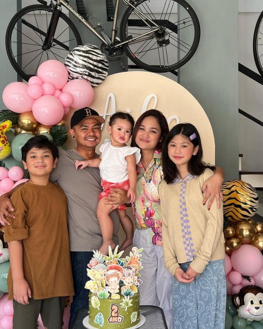 Cute! 7 Potret Ultah ke-2 Aiko Anak Wendi Cagur, Ekspresinya Gemesin Banget