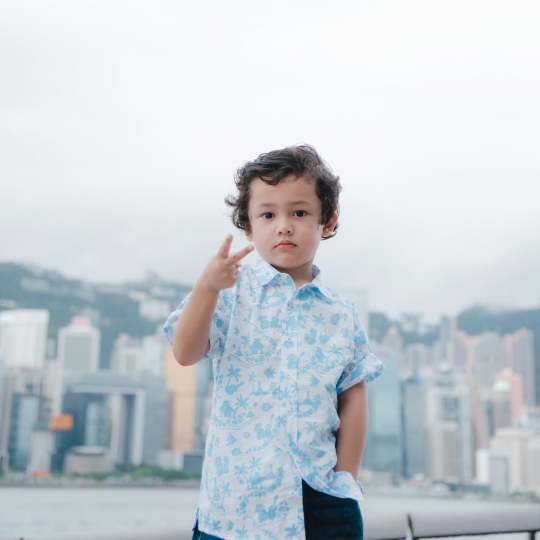 Deretan Foto Saka Anak Ussy & Andhika Jalan-jalan di Hong Kong, Gayanya Cute Banget!