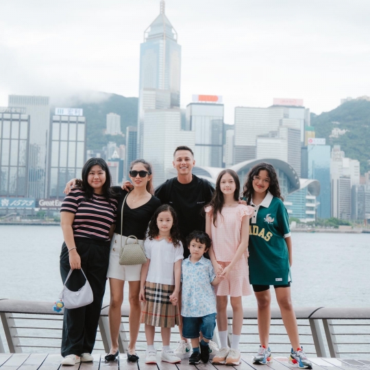 Deretan Foto Saka Anak Ussy & Andhika Jalan-jalan di Hong Kong, Gayanya Cute Banget!