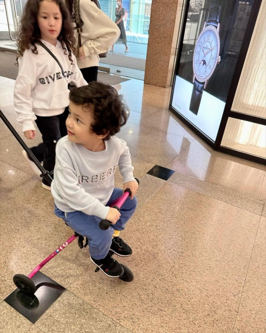 Deretan Foto Saka Anak Ussy & Andhika Jalan-jalan di Hong Kong, Gayanya Cute Banget!