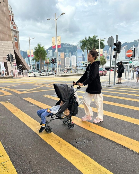 Deretan Foto Saka Anak Ussy & Andhika Jalan-jalan di Hong Kong, Gayanya Cute Banget!