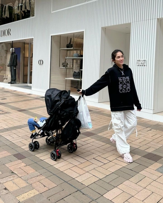 Deretan Foto Saka Anak Ussy & Andhika Jalan-jalan di Hong Kong, Gayanya Cute Banget!