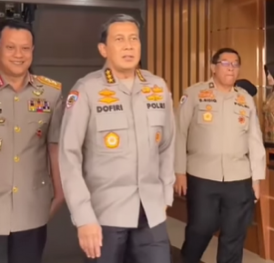 Momen Jenderal Polri Dampingi Senior Peraih Adhi Makayasa, Keliling Naik Buggy Car