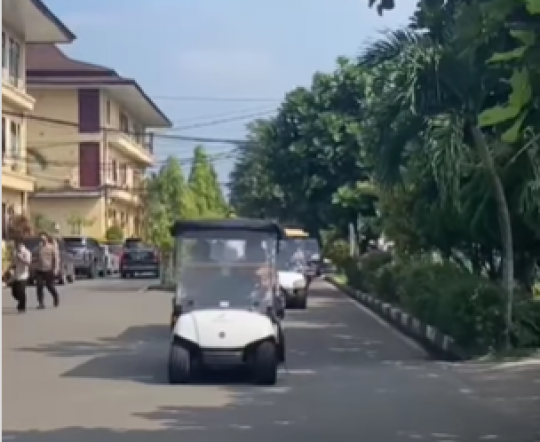 Momen Jenderal Polri Dampingi Senior Peraih Adhi Makayasa, Keliling Naik Buggy Car