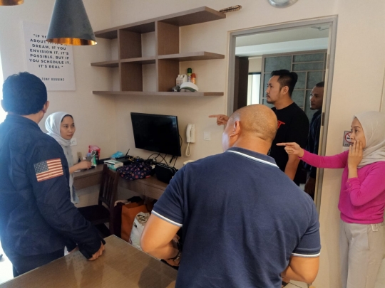 Potret si Kembar Rihana-Rihani 'Ajak Bercanda' Polisi saat Diinterogasi di Apartemen