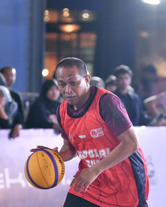 Keren! Potret Jenderal Bintang 1 Polri Lincah Main Basket, Aksinya Diacungi Jempol