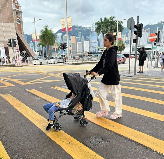 Makin Cantik & Langsing, Potret Ussy Sulistiawaty Ibu 5 Anak Bak ABG di Hong Kong
