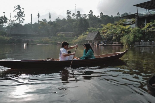 Bumil 'Ngidam' Liburan ke Bandung, Intip Potret Romantis Atta & Aurel Naik Perahu