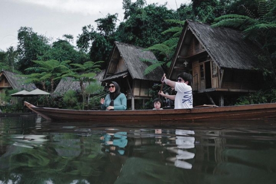 Bumil 'Ngidam' Liburan ke Bandung, Intip Potret Romantis Atta & Aurel Naik Perahu