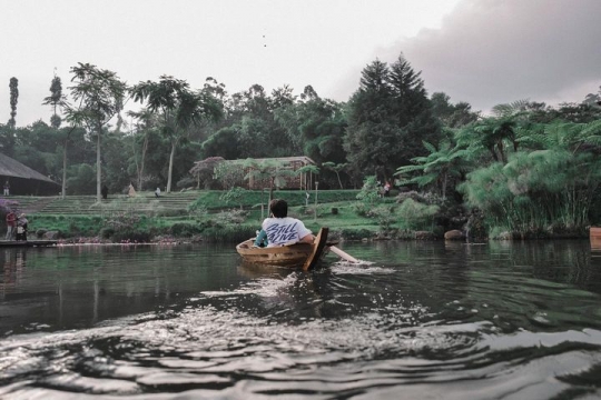 Bumil 'Ngidam' Liburan ke Bandung, Intip Potret Romantis Atta & Aurel Naik Perahu