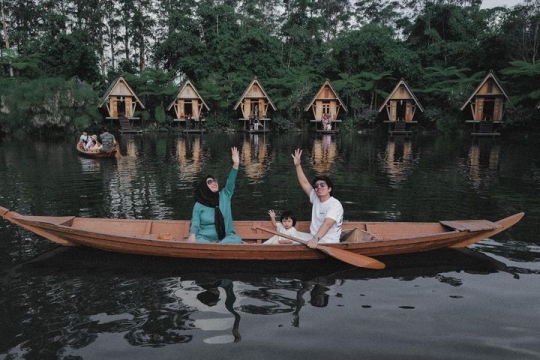 Bumil 'Ngidam' Liburan ke Bandung, Intip Potret Romantis Atta & Aurel Naik Perahu