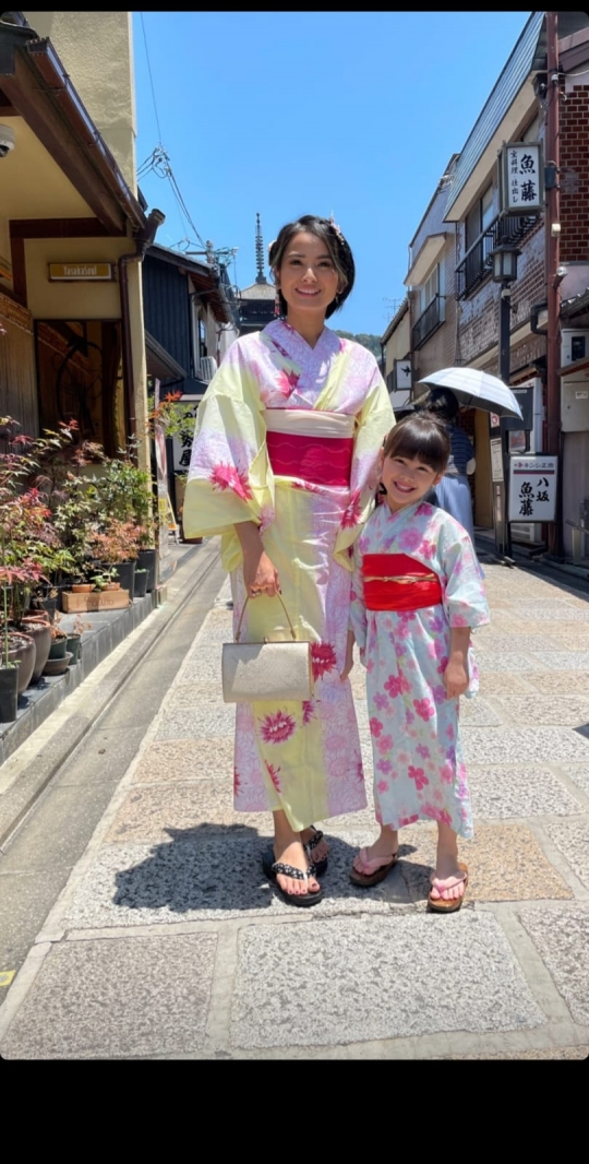 Foto Acha Septriasa & Brie Kompak Pakai Kimono saat Liburan di Jepang, Cantik Banget!