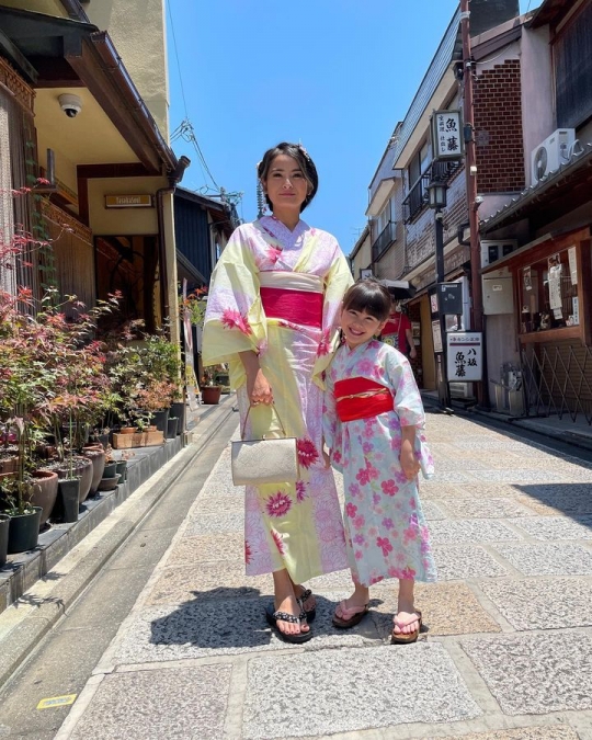 Foto Acha Septriasa & Brie Kompak Pakai Kimono saat Liburan di Jepang, Cantik Banget!