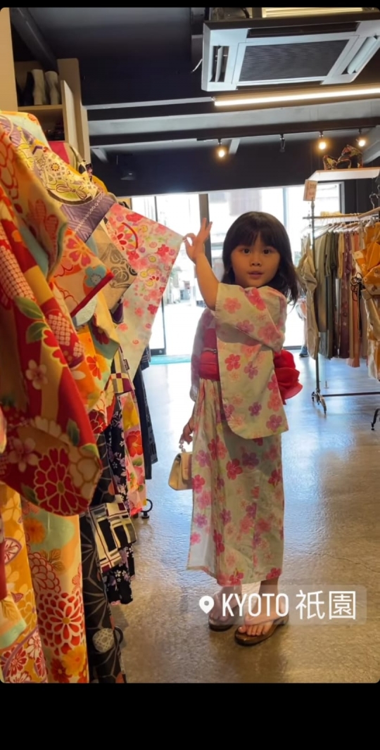 Foto Acha Septriasa & Brie Kompak Pakai Kimono saat Liburan di Jepang, Cantik Banget!