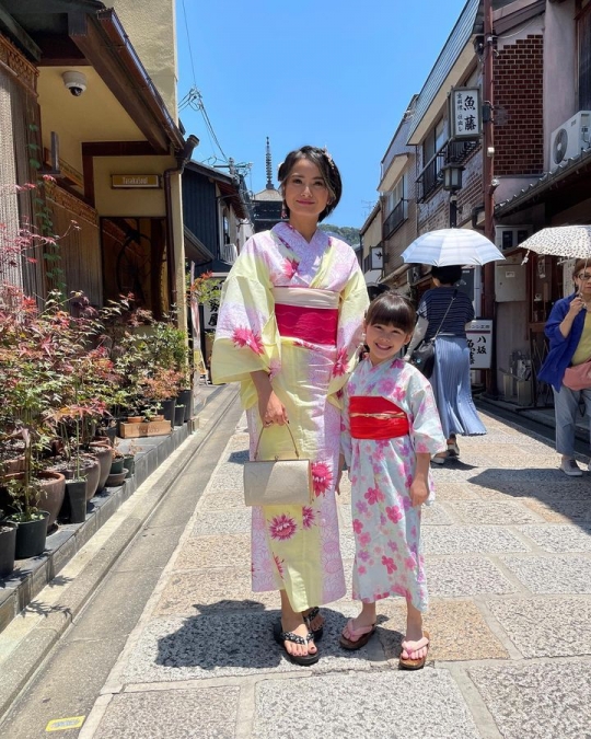 Foto Acha Septriasa & Brie Kompak Pakai Kimono saat Liburan di Jepang, Cantik Banget!