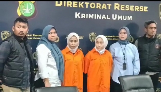 Gaya Si Kembar Rihana-Rihani Pakai Baju Oranye & Tangan Diborgol, Masih Sempat Senyum