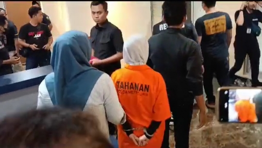 Gaya Si Kembar Rihana-Rihani Pakai Baju Oranye & Tangan Diborgol, Masih Sempat Senyum