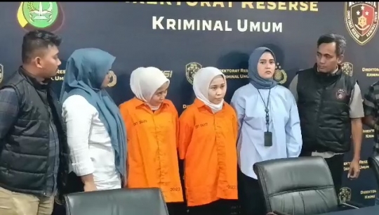 Gaya Si Kembar Rihana-Rihani Pakai Baju Oranye & Tangan Diborgol, Masih Sempat Senyum