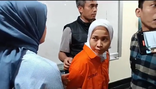 Gaya Si Kembar Rihana-Rihani Pakai Baju Oranye & Tangan Diborgol, Masih Sempat Senyum