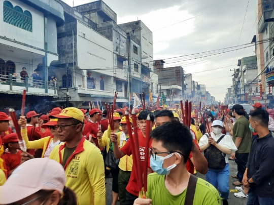 Meriahnya Festival Bakar Tongkang di Rokan Hilir