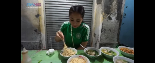 Momen Nagita Slavina Berburu Kuliner di Bandung, Santai Makan Mi di Pinggir Jalan