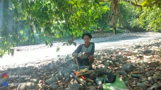 Rasanya Bikin Penasaran, Pria Ini Temukan Sandal Kulit di Sungai Langsung Dimasak