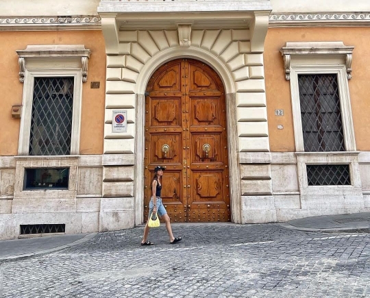 Potret Yuki Kato Liburan di Roma, Penampilannya Simple tapi Sukses Curi Perhatian
